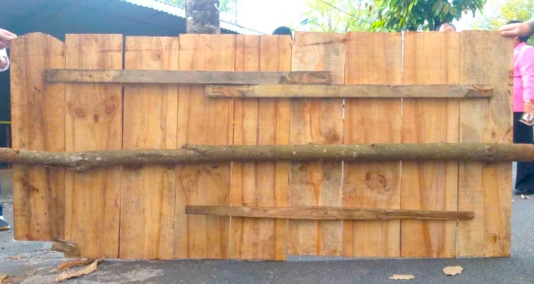 Công an đi từng nhà kêu gọi người dân tố giác hai tên cướp ngân hàng ở Gia Lai- Ảnh 4.