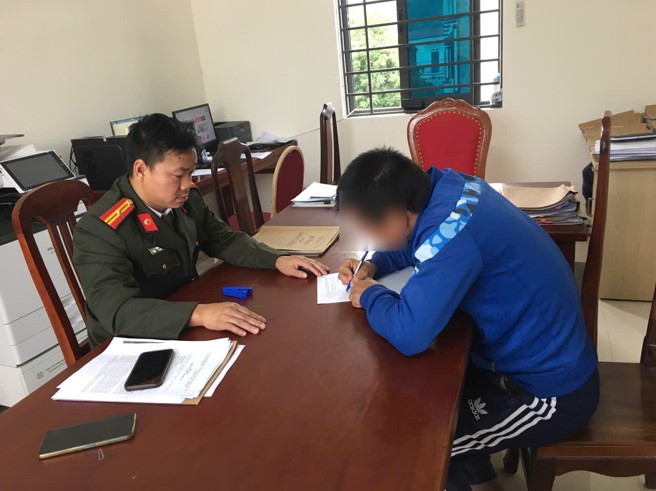 Bị công an mời lên làm việc vì chia sẻ thông tin xấu độc trên mạng xã hội,  - Ảnh 1.