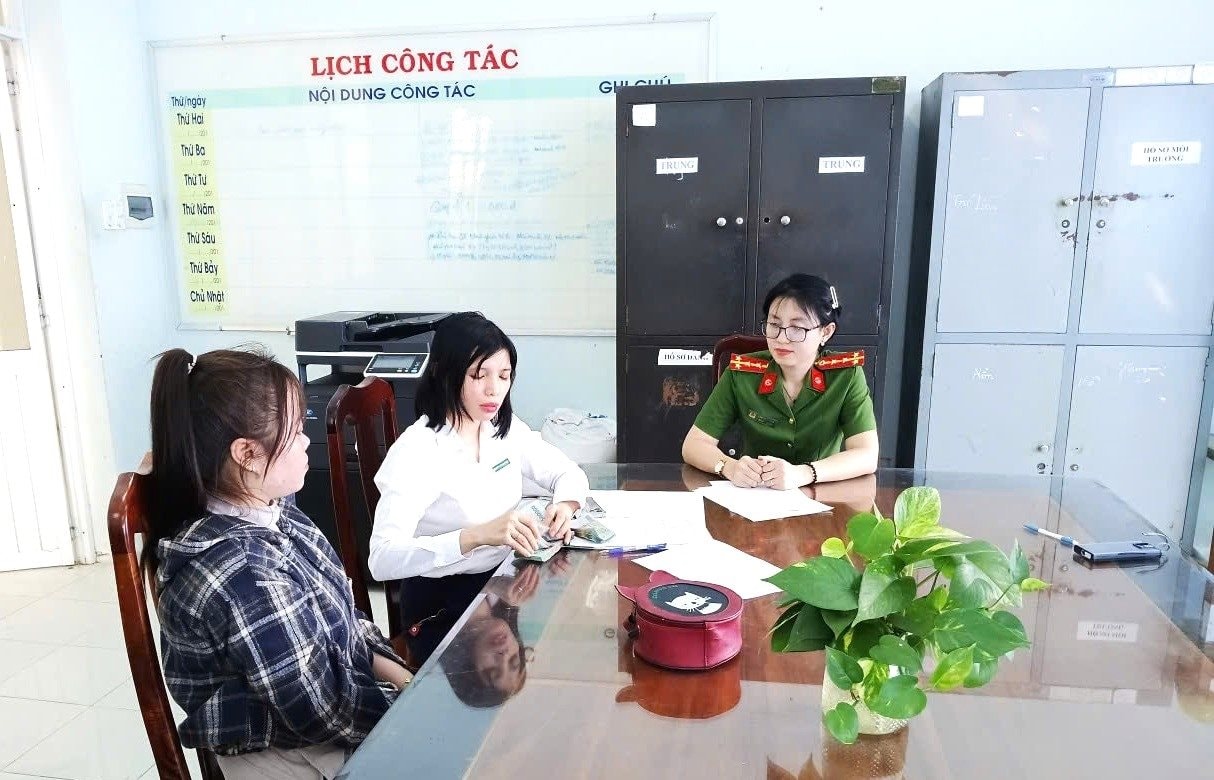 Đến ngân hàng BIDV rút 132 triệu đồng tiền mặt, người phụ nữ bất ngờ nhận thêm 100 triệu đồng: Công an lập tức vào cuộc xác minh- Ảnh 1.