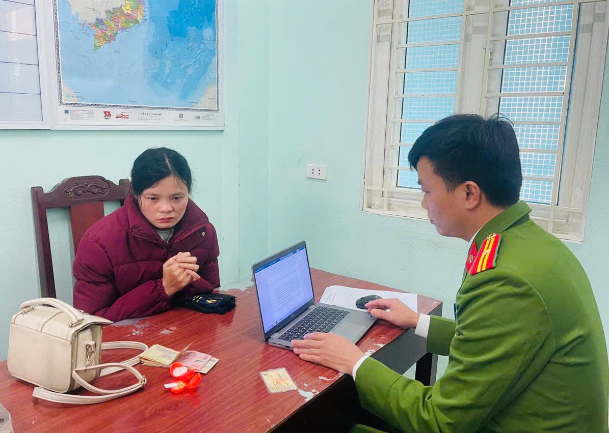 Mua vàng rồi trình báo trên VNeID: Công an vào cuộc phát hiện chiếc nhẫn vàng 2 chỉ bị chiếm đoạt- Ảnh 1. Mua vàng rồi trình báo trên VNeID: Công an vào cuộc phát hiện chiếc nhẫn vàng 2 chỉ bị chiếm đoạt- Ảnh 1.