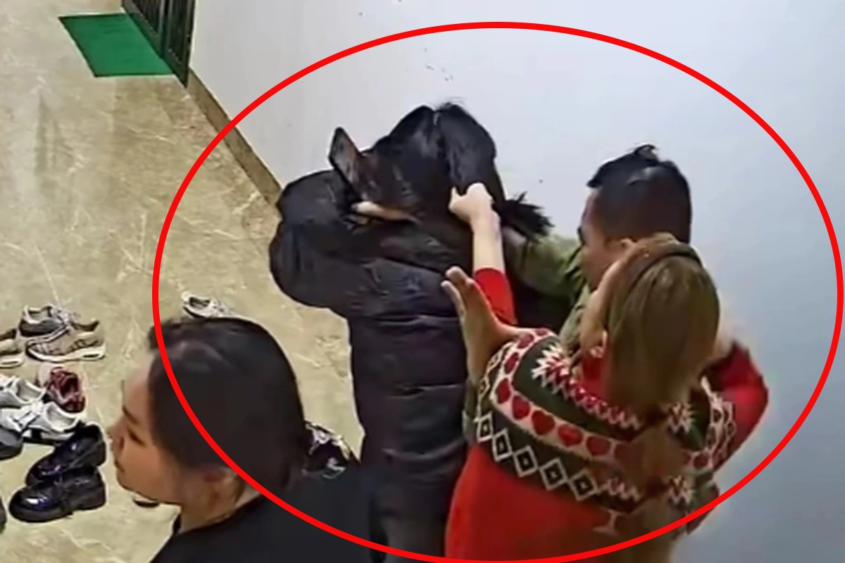 Công an xác minh vụ hành hung phụ nữ tại chung cư Hà Nội - Ảnh 1. Công an xác minh vụ hành hung phụ nữ tại chung cư Hà Nội - Ảnh 1.