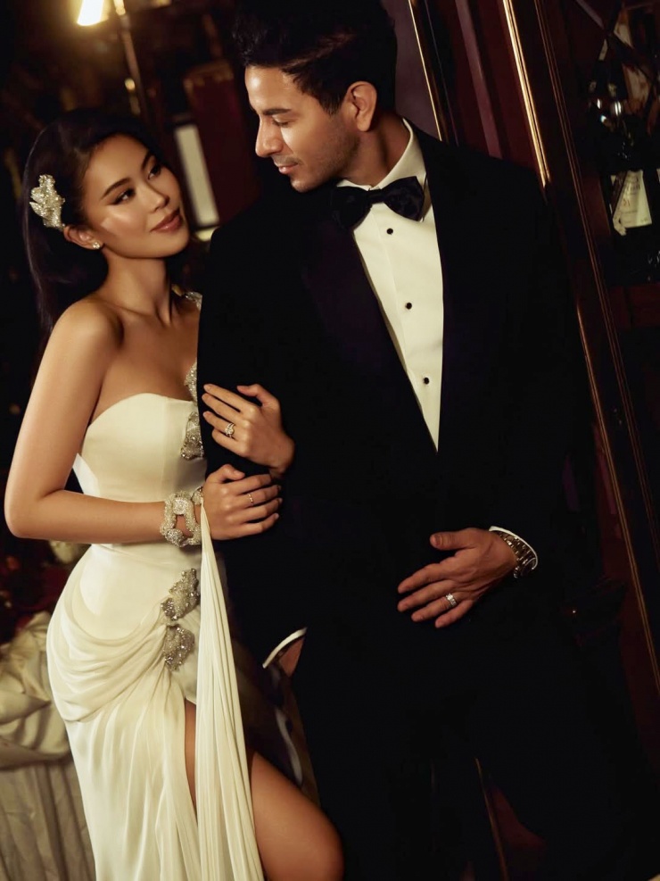 Tiên Nguyễn cho biết vợ chồng cô "quẩy quá nhiệt" trong đám cưới tại Đà Nẵng hôm 12/12 nên quên chụp hình với trang phục tiếp khách. Mới đây, người đẹp phải "cầu cứu" stylist Kye Nguyễn để ghi lại những khoảnh khắc kỷ niệm cùng xiêm y này.