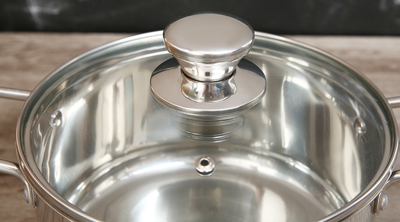 Công dụng của chiếc lỗ nhỏ trên nắp nồi inox- Ảnh 1.
