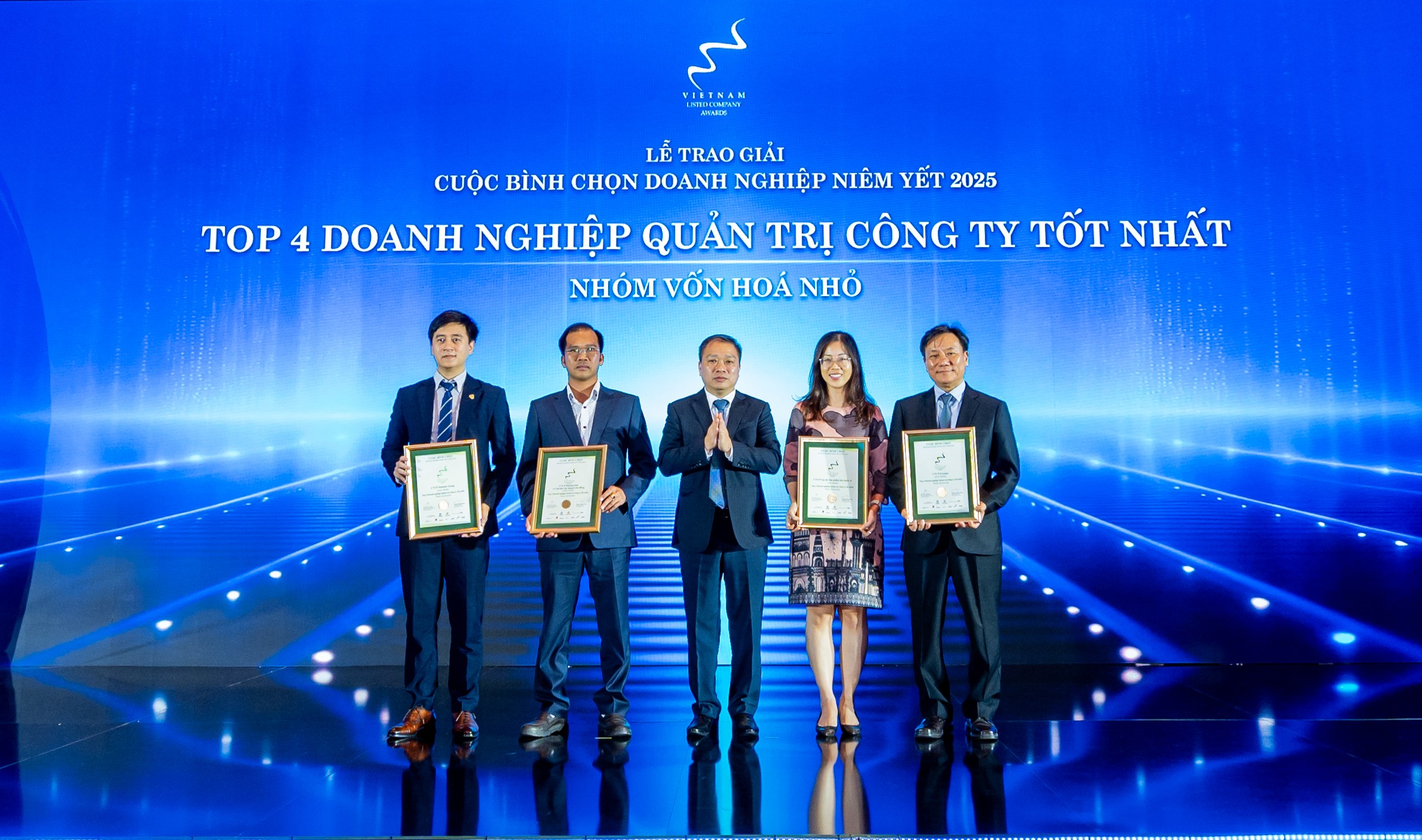 Công ty LBM được vinh danh Doanh nghiệp niêm yết xuất sắc 2025 - Ảnh 1.