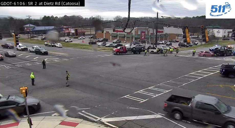 Cụ bà 83 tuổi lái ô tô đạp nhầm chân ga gây tai nạn liên hoàn - Ảnh 1.