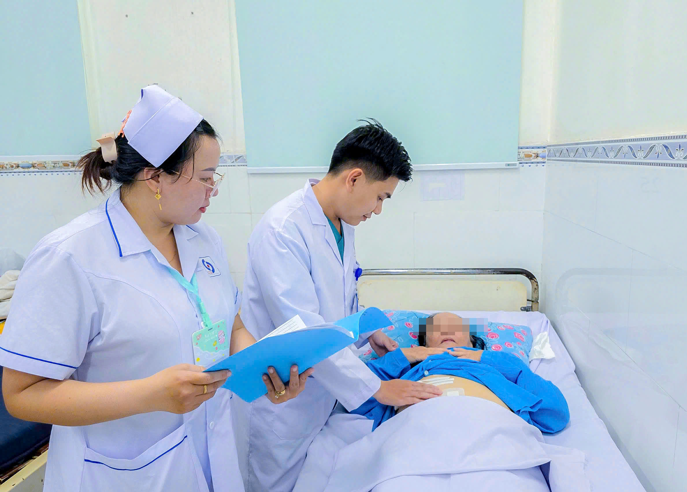 Cụ bà nguy kịch vì sỏi chồng sỏi, bác sĩ cảnh báo sai lầm dễ mắc phải 1 Cụ bà nguy kịch vì sỏi chồng sỏi, bác sĩ cảnh báo sai lầm dễ mắc phải - Ảnh 1.