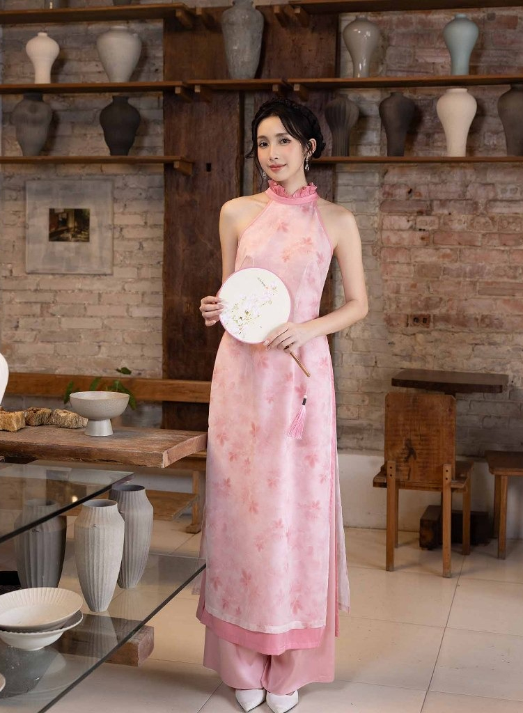 5 mẫu áo dài Tết duyên dáng, thi vị: Cứ diện lên người là xinh không có nhưng!- Ảnh 2.