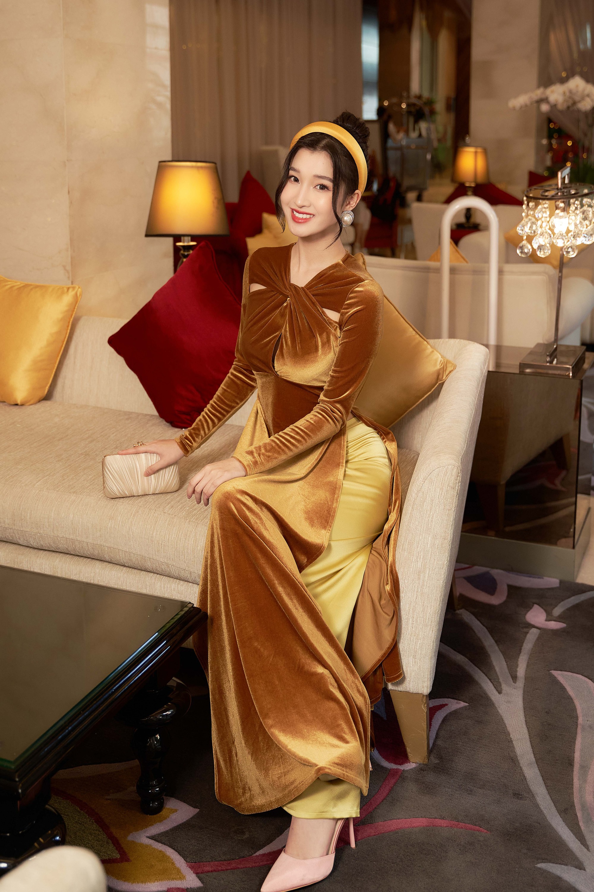 5 mẫu áo dài Tết duyên dáng, thi vị: Cứ diện lên người là xinh không có nhưng!- Ảnh 1.