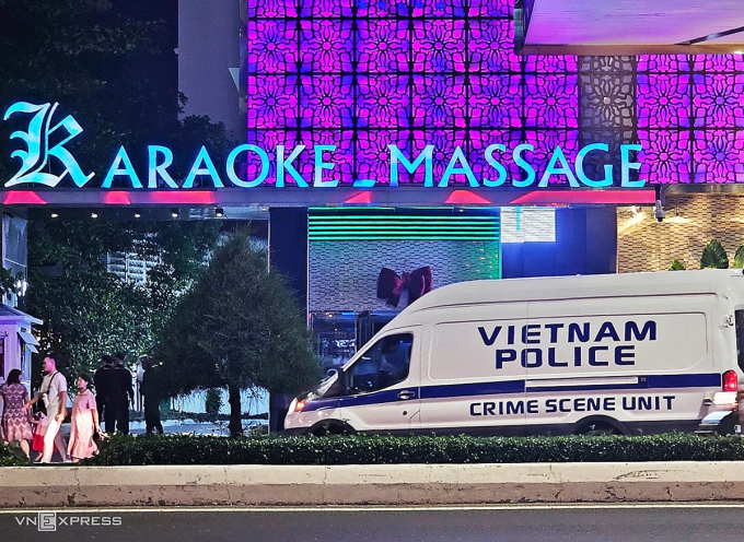 Thời điểm Bộ Công an kiểm tra cơ sở massage trong khách sạn 5 sao. Ảnh: Bùi Toàn