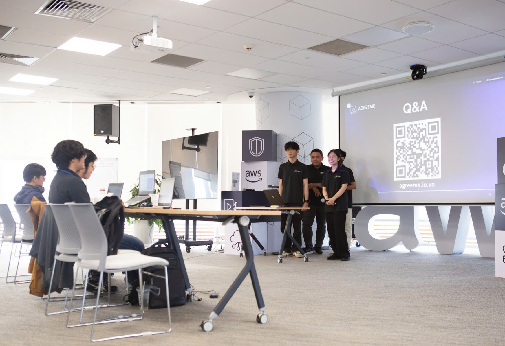 Cử nhân, thạc sĩ vẫn thất nghiệp - Ảnh 1.