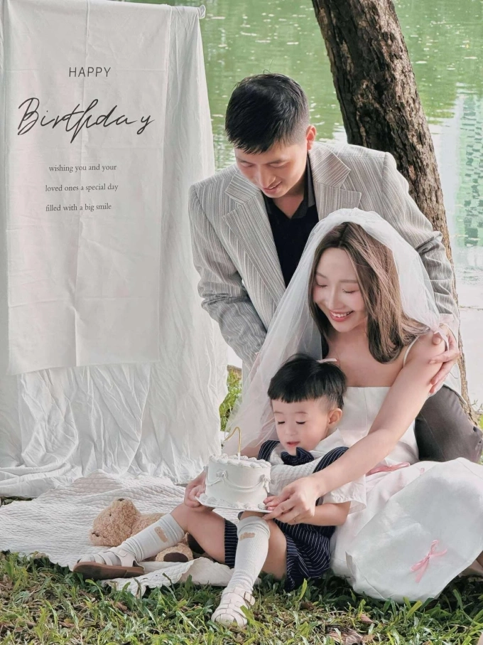 Minh Anh bên chồng và con trai. Ảnh: Nhân vật cung cấp