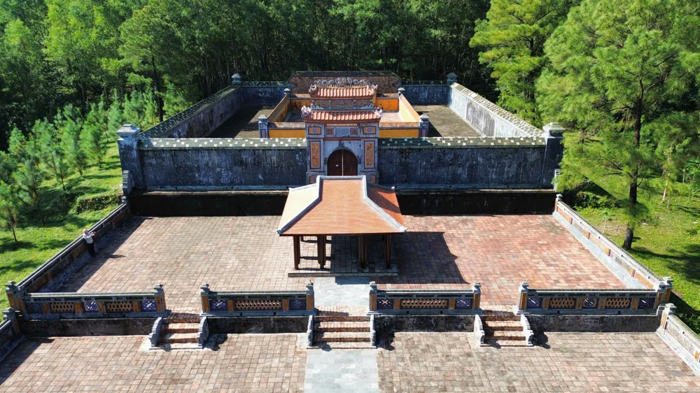 Cục Di sản văn hóa đề nghị kiểm tra, xác minh việc xuất hiện một ngôi nhà rường không có trong hồ sơ thiết kế tại di tích lăng Hoàng hậu Từ Dụ. trung-tam-bao-ton-di-tich-co-do-giai-trinh-viec-xuat-hien-cong-trinh-la-tai-di-tich-lang-vua-thieu-tri- (2).jpg