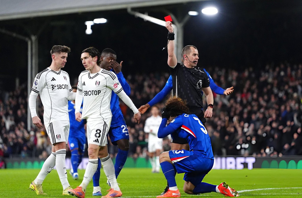 Cucurella bị đuổi sớm, Chelsea gục ngã trước Fulham - 1
