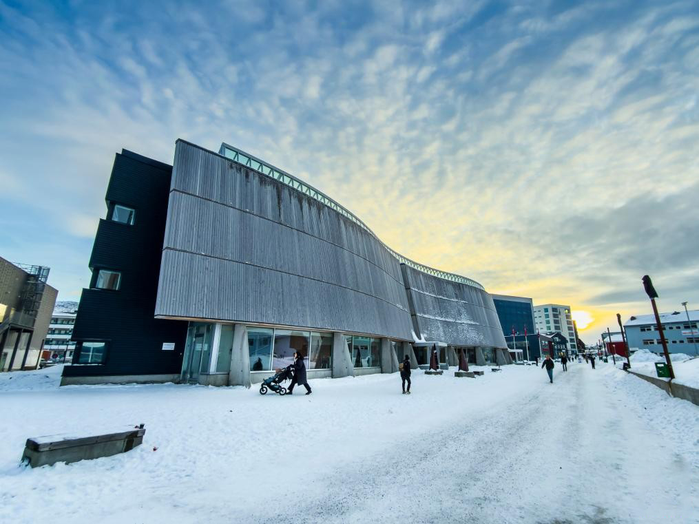 Cuộc chơi không cân xứng - Ảnh 1.