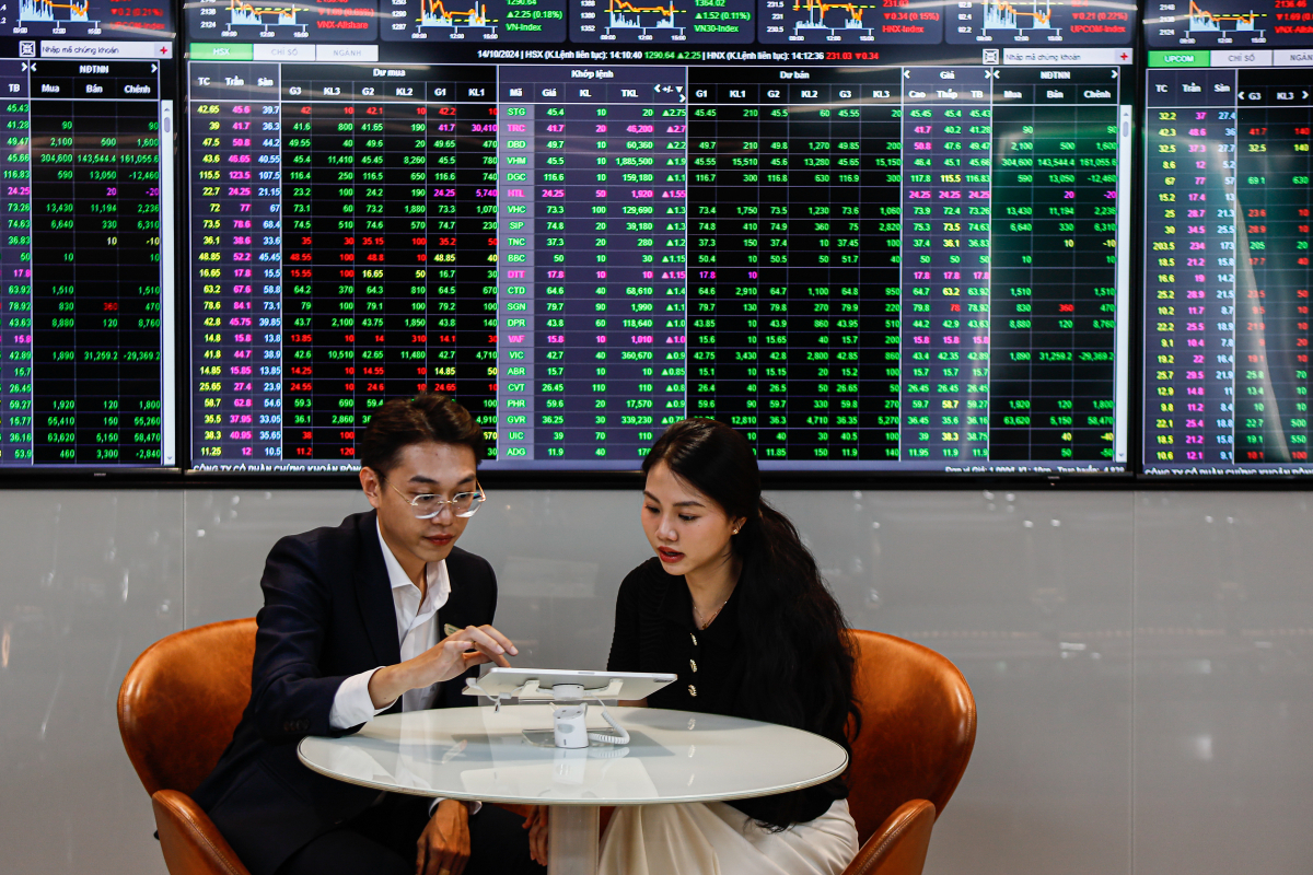 Cuoc dua thi phan moi gioi chung khoan quyet liet