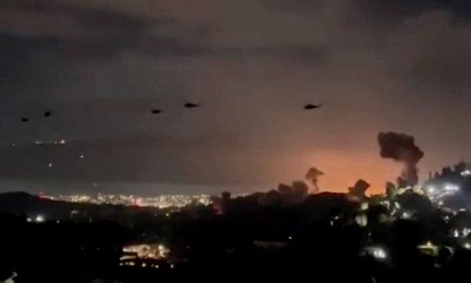 Trực thăng Mỹ xâm nhập không phận thủ đô Caracas, Venezuela, rạng sáng 3/1. Ảnh: Reuters