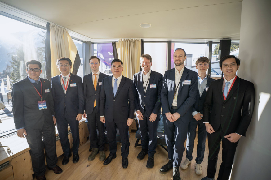 Cuộc gặp ở Davos hé lộ tham vọng mới của tập đoàn hàng đầu thế giới của Đức tại TP HCM - Ảnh 1.