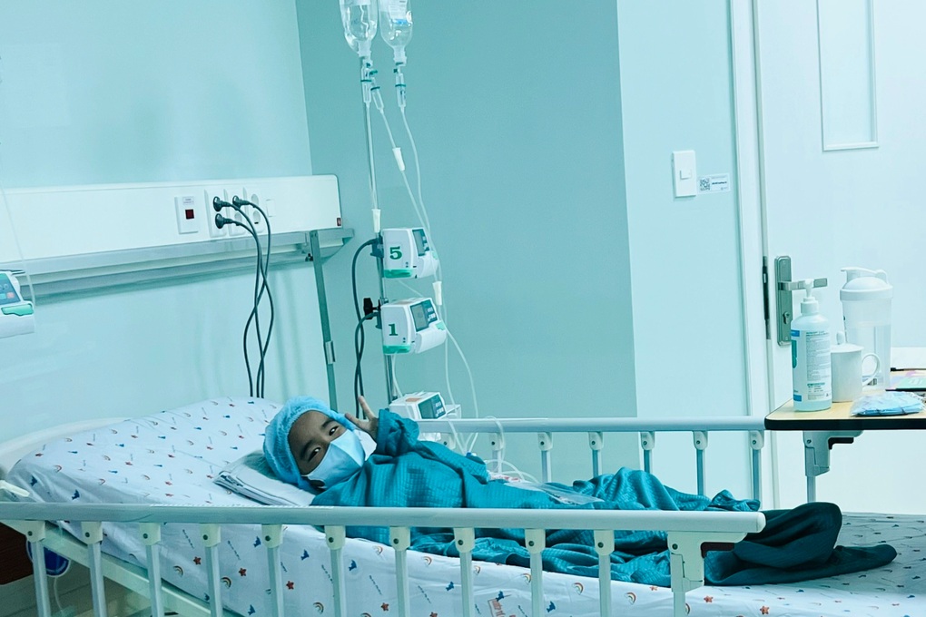 Cuộc lội ngược dòng ngoạn mục của bé trai suy tủy, có tỷ lệ tử vong tới 80% - 1