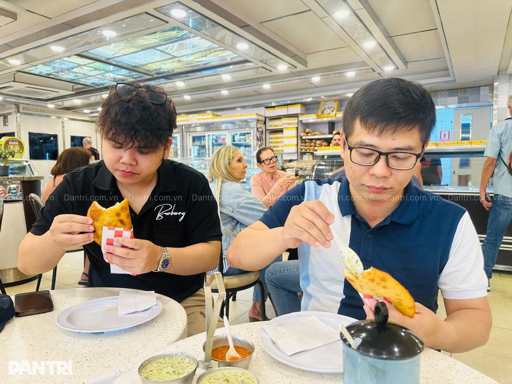 Cuộc sống của 2 kỹ sư Việt Nam mắc kẹt ở Venezuela sau khi Mỹ đột kích - 1