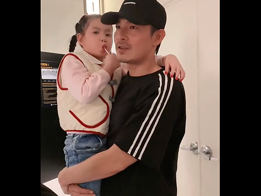 Quách Ngọc Ngoan bên con gái trong chuyến cine-tour ở Hà Nội hôm 4/1