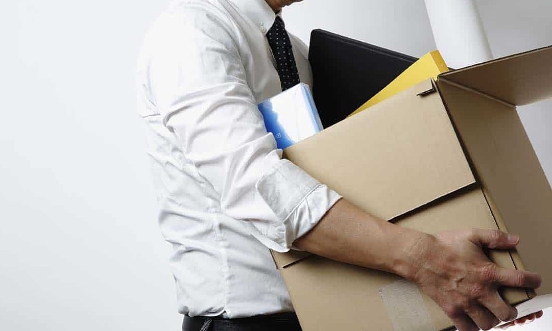 Cuong hon dong nghiep nam quan ly mat viec kien