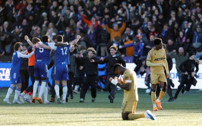 Đội trưởng Crystal Palace, Marc Guehi quỳ gối cầu nguyện trong lúc Macclesfield ăn mừng sau trận vòng ba Cup FA trên sân Moss Rose, Cheshire, Vương quốc Anh ngày 10/1/2026. Ảnh: Reuters