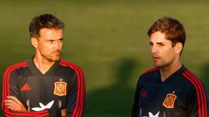 Moreno (phải) khi còn làm trợ lý của HLV Luis Enrique ở tuyển Tây Ban Nha. Ảnh: Sky Sports