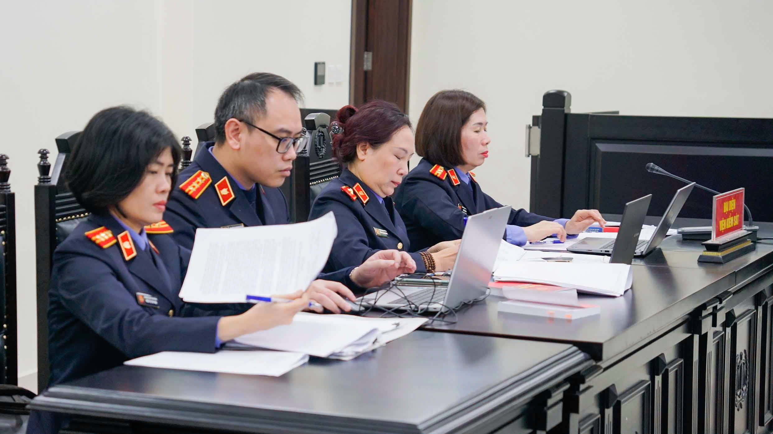 Nhận hối lộ 47 tỉ đồng, cựu Viện trưởng Huỳnh Nguyễn Lộc bị đề nghị 15-17 năm tù - Ảnh 3.