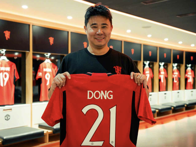 Cựu tiền đạo Man Utd Dong Fangzhuo có mặt tại sân Old Trafford ở Manchester, Anh vào tháng 1/2024. Ảnh: Manutd