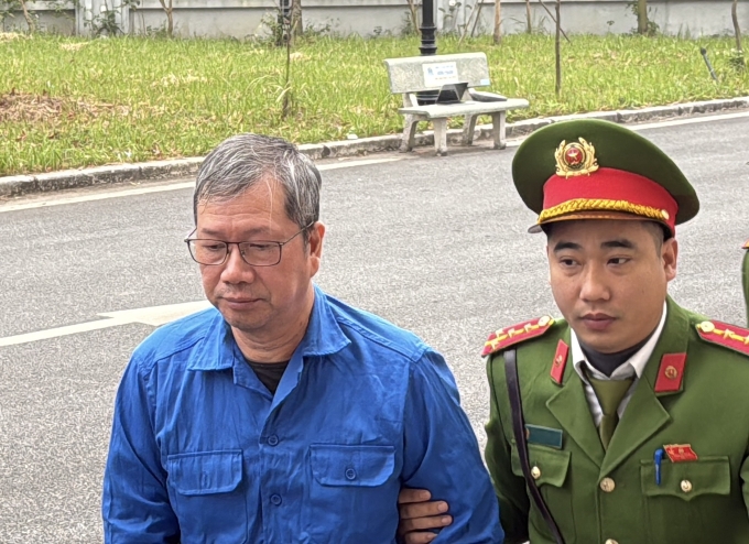 Các bị cáo được dẫn giải tới tòa. Ảnh: Danh Lam