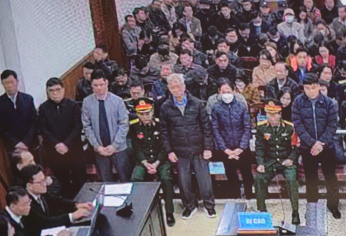 Từ trái qua: Thiếu tướng Nguyễn Duy Cường và thiếu tướng Hoàng Viết Quang đứng nghe VKS công bố cáo trạng, sáng 6/1. Ảnh: Danh Lam