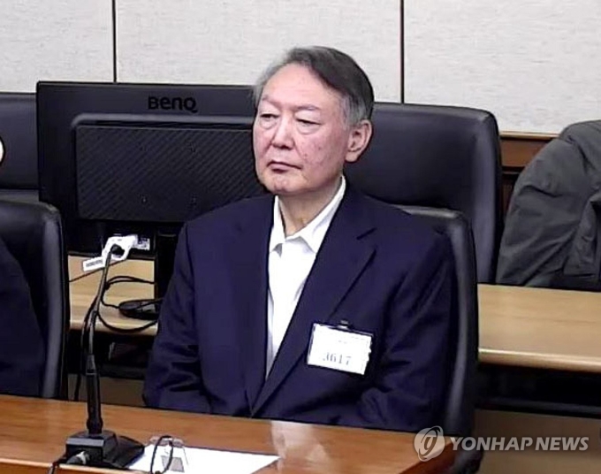 Cựu tổng thống Yoon Suk-yeol nghe tuyên án tại phiên toà ngày 16/1. Ảnh: Yonhap