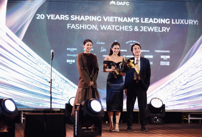 CEO Tiên Nguyễn nhận giải tại Luxuo Asia Awards. Ảnh: DAFC