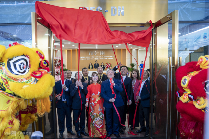 Phó thủ tướng Thường trực Nguyễn Hòa Bình cùng lãnh đạo Trung ương, địa phương và doanh nghiệp kéo băng ra mắt trụ sở làm việc của cơ quan điều hành Trung tâm Tài chính quốc tế Việt Nam tại TP Đà Nẵng. Ảnh: Nguyễn Đông