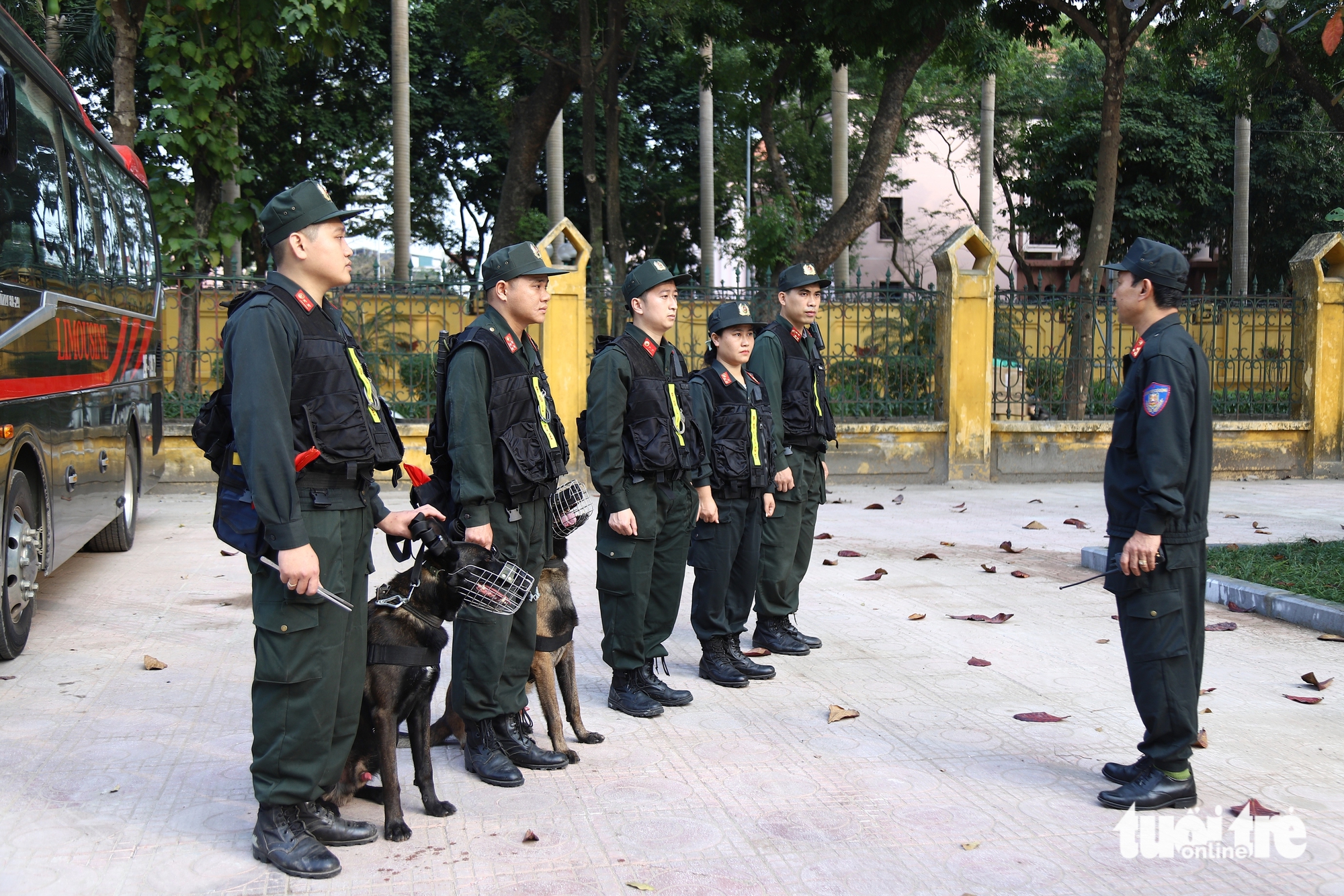 Đặc nhiệm bắn tỉa canh gác điểm cao, chó nghiệp vụ rà soát bom mìn bảo vệ Đại hội Đảng XIV - Ảnh 1.