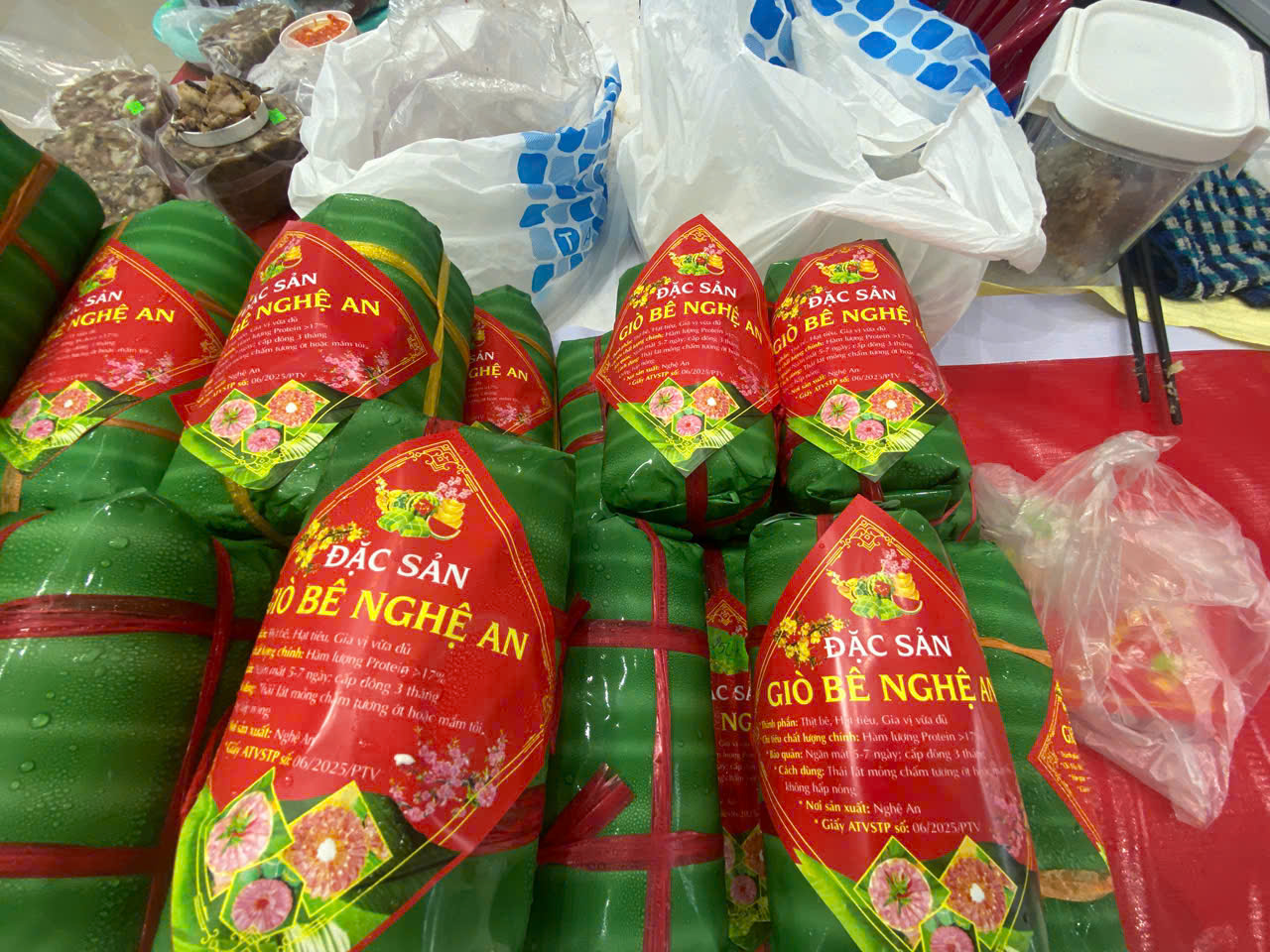 Đặc sản 'lạ' ba miền đổ bộ Đà Nẵng, dân khoái mua đồ Lào về nhâm nhi ngày Tết - Ảnh 1.