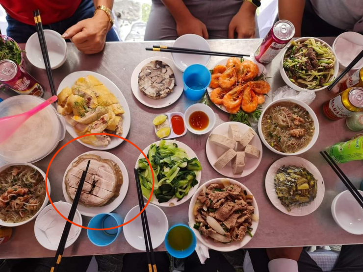 Giò nây là món ăn thường xuất hiện trong mâm cỗ ở Hưng Yên. Tùy từng nhà, người ta có thể gói giò nây theo khuôn tròn hoặc vuông. Ảnh: Phan Hồng Sơn