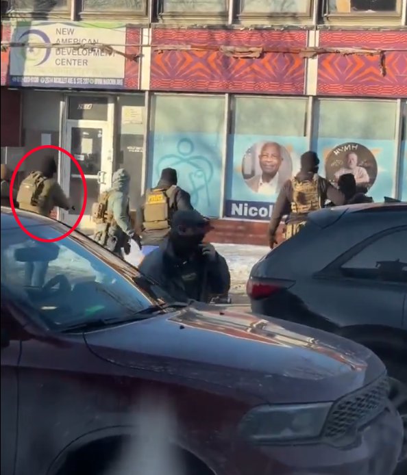 Ông Donald Trump phản ứng lạ về việc đặc vụ bắn người biểu tình - Ảnh 1.