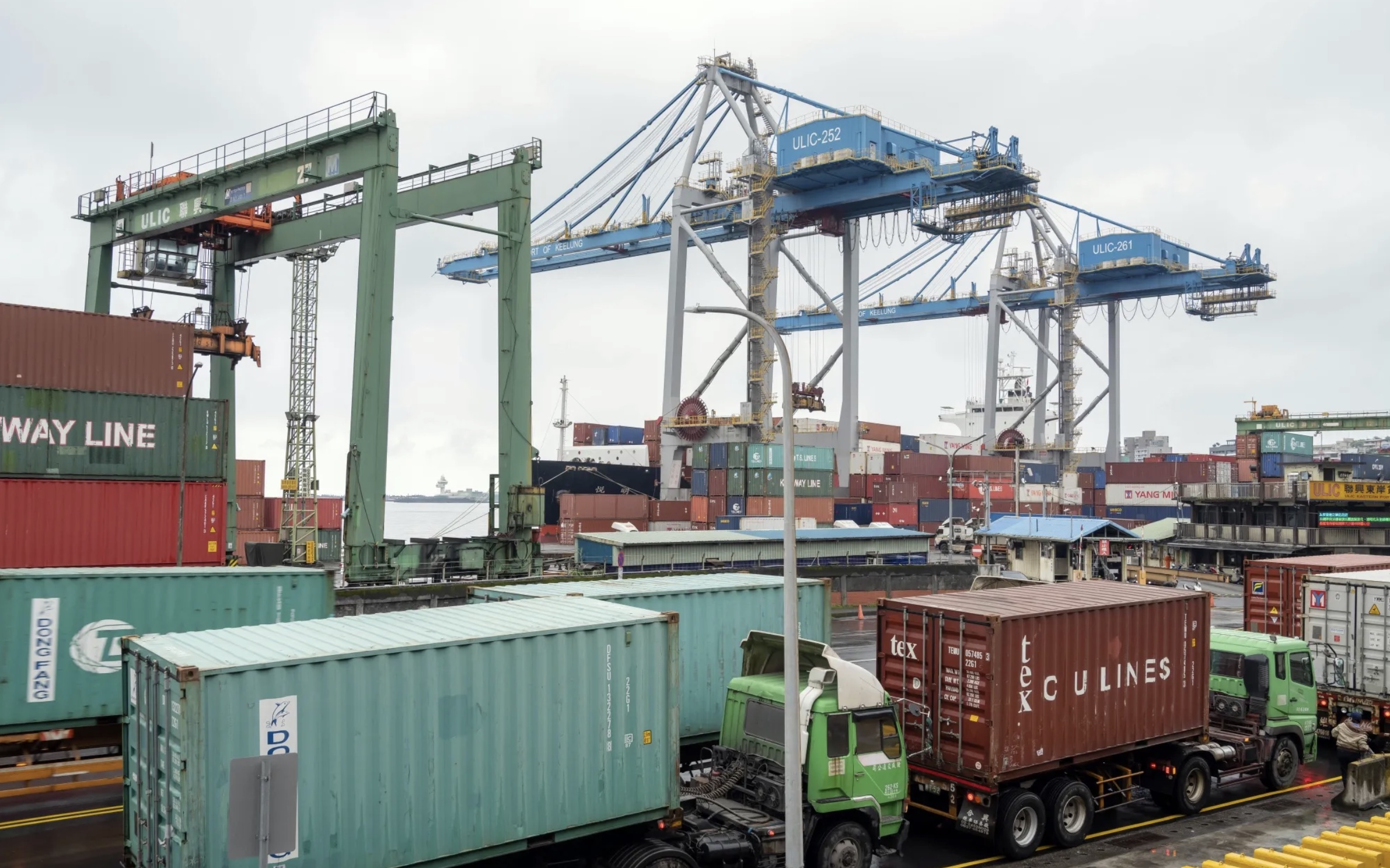 Đài Loan cam kết rót 250 tỉ USD vào Mỹ, đổi lấy cắt giảm thuế quan - Ảnh 1.