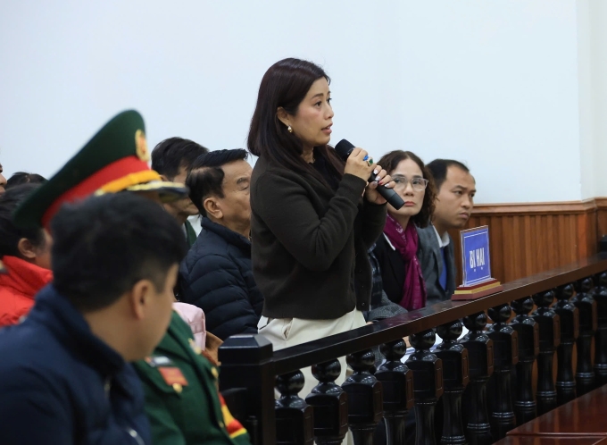 Ông chủ Phúc Sơn (góc trái) nghe chia sẻ của một số bị hại tại tòa. Ảnh: Danh Lam