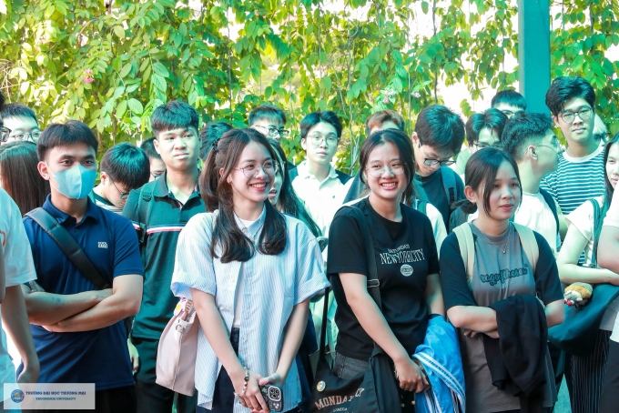 Sinh viên trường Đại học Thương mại trong một đợt thực tập, tháng 10/2025. Ảnh: TMU