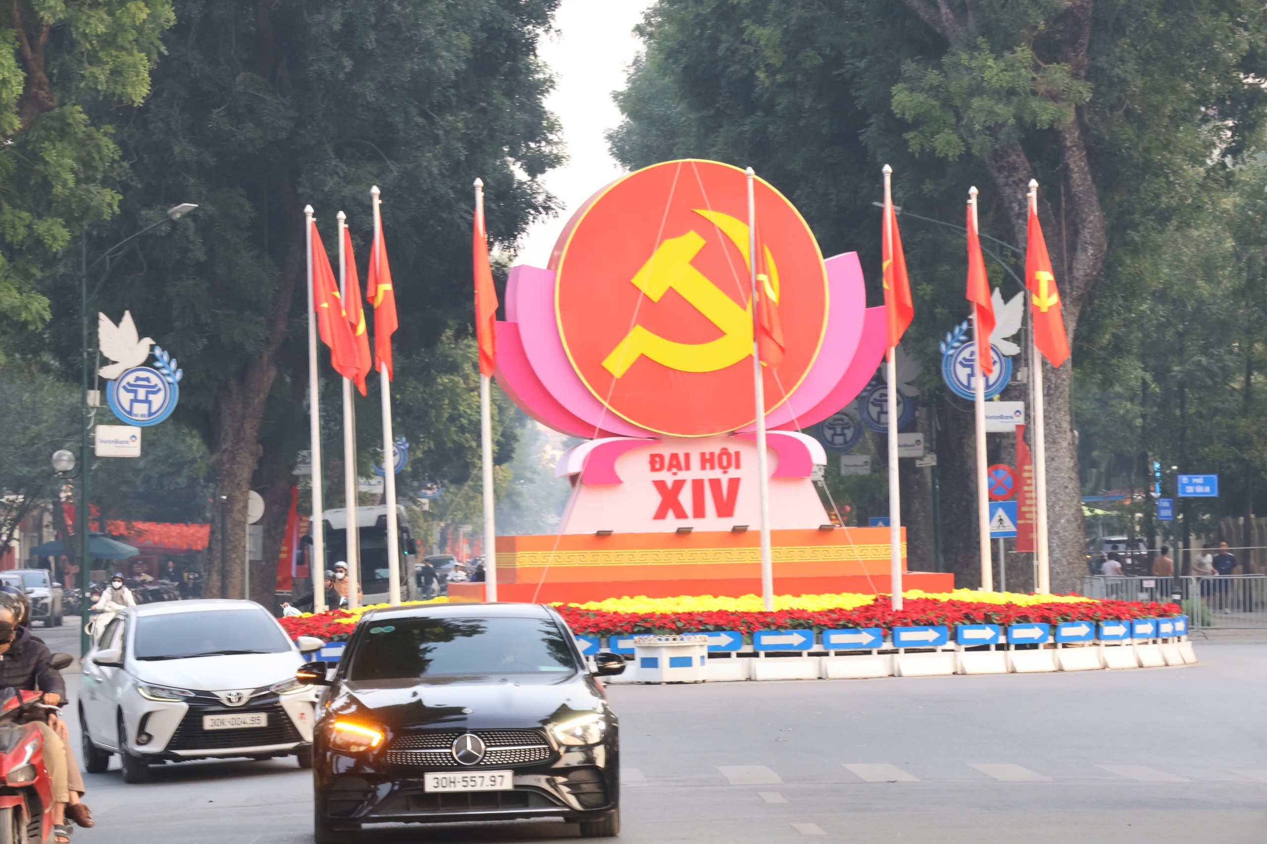 Đại hội XIV bước vào ngày làm việc đầu tiên - Ảnh 1.