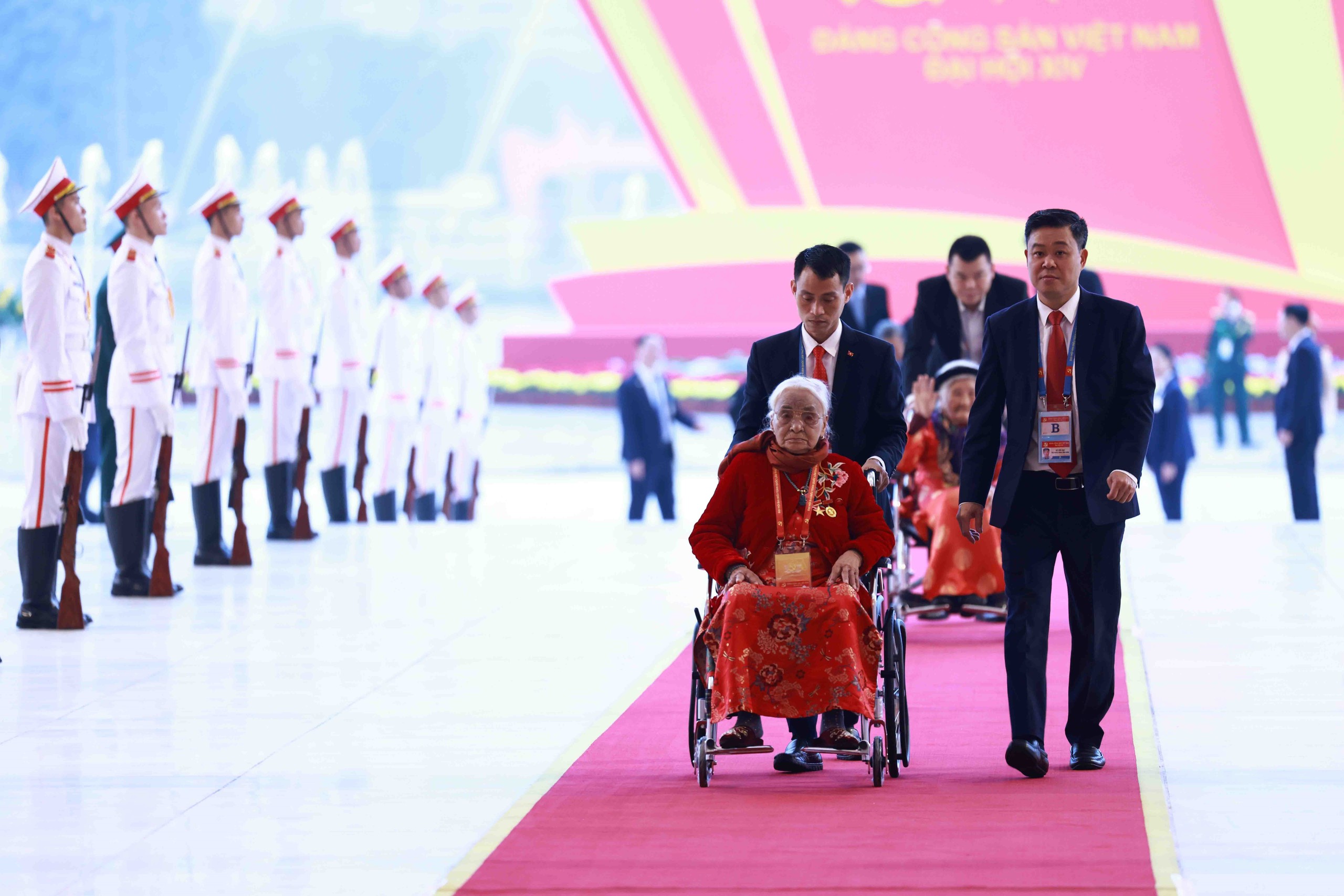 Các Mẹ Việt Nam Anh hùng, khách quốc tế dự khai mạc Đại hội XIV của Đảng - Ảnh 2.