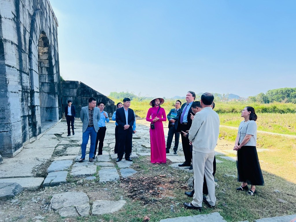 Đại sứ Mỹ Marc Knapper và những dấu ấn đặc biệt tại Việt Nam - Ảnh 1. Đại sứ Mỹ Marc Knapper và những dấu ấn đặc biệt tại Việt Nam - Ảnh 1.