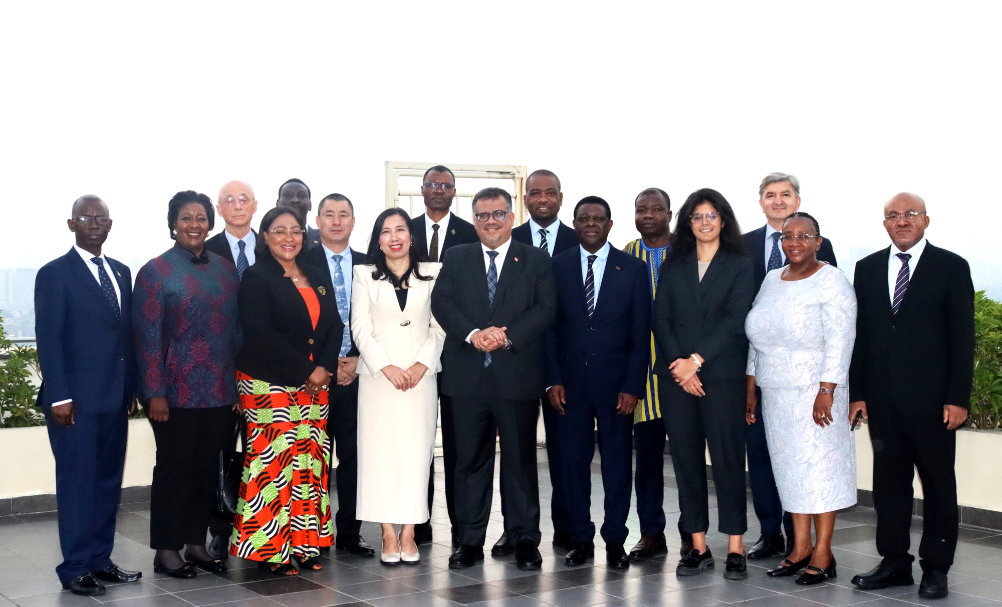 Đại sứ các nước vinh dự dự Đại hội Đảng XIV, đánh giá cao thành tựu 40 năm đổi mới của Việt Nam - Ảnh 1.