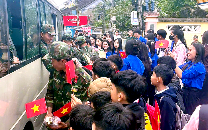 Đại tướng Phan Văn Giang: Nhiều chiến sĩ cấp cao, chính ủy quân khu cũng tham gia xây nhà cho dân - Ảnh 4.