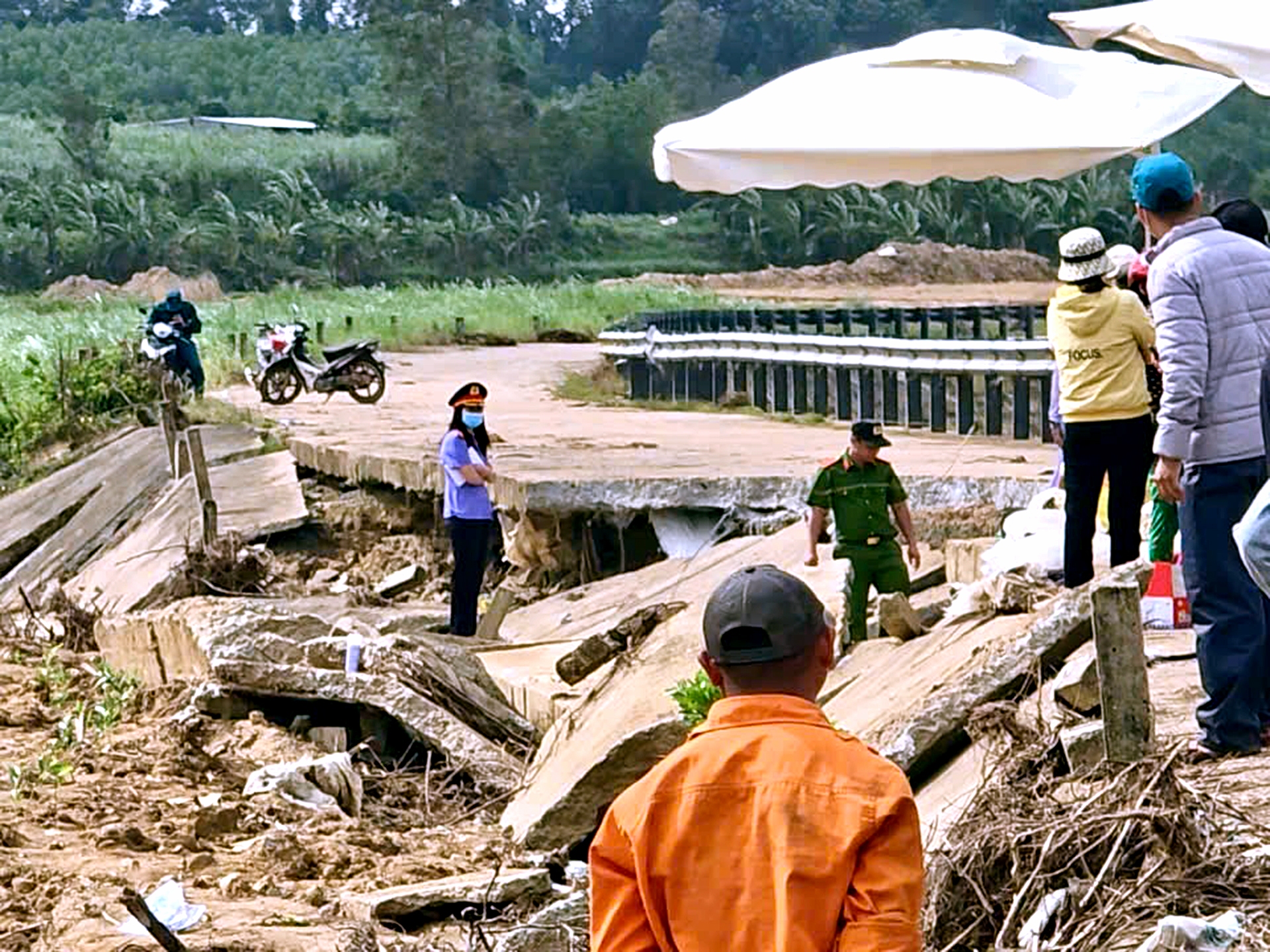 Đắk Lắk yêu cầu tăng cường giải pháp an toàn sau vụ sập bờ kè 4 người thiệt mạng - Ảnh 1.