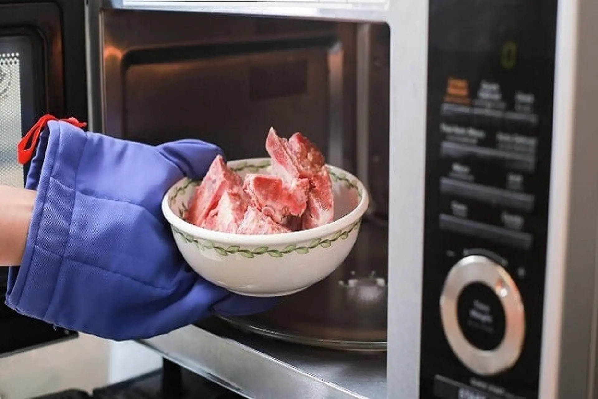 Rã đông thịt đừng chỉ ngâm vào nước, tôi dạy bạn 3 chiêu đỉnh không đối thủ: Đảm bảo thịt không hôi, không tanh- Ảnh 1.