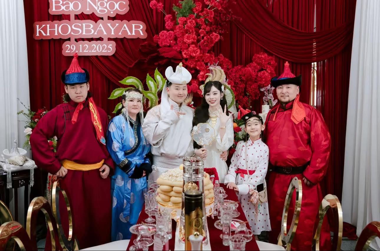 Đám hỏi dâu Việt - rể Mông Cổ hot nhất MXH lúc này, nhà trai gây chú ý với tháp bánh lạ trên bàn lễ- Ảnh 1.
