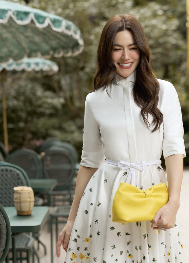 Đầm sơ mi mang đến diện mạo trang nhã cho quý cô công sở- Ảnh 1.